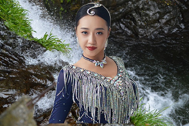 孙富说着，直接扭头去了第一排，不再跟他们坐在一起了