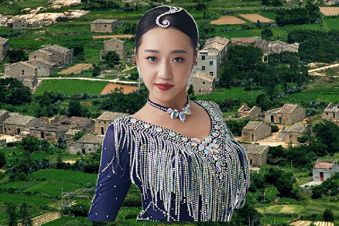 此时的红色妖姬，一身干净笔挺的黑西服，衬托出他干练的气质
