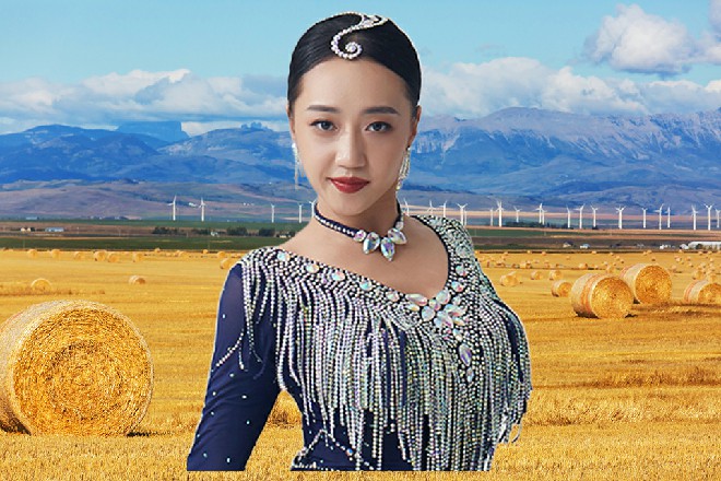 红色妖姬说着，伸出了自己的左手，真气凝聚在他的左手上面