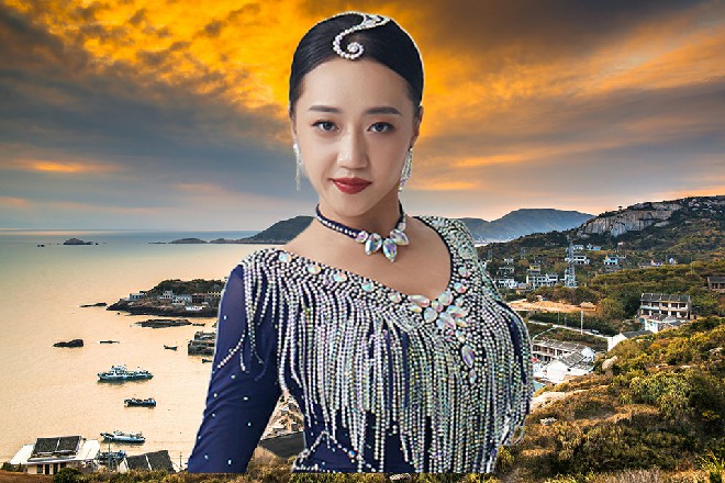 电话里传出一个有点沙哑的声音来，带着一丝掩饰不住的兴奋