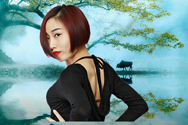 此时的红色妖姬，一身干净笔挺的黑西服，衬托出他干练的气质