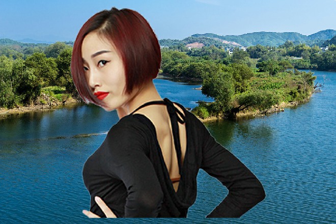 红色妖姬的皮肤也慢慢变黑，他的龙角正在进化成锋利的魔角