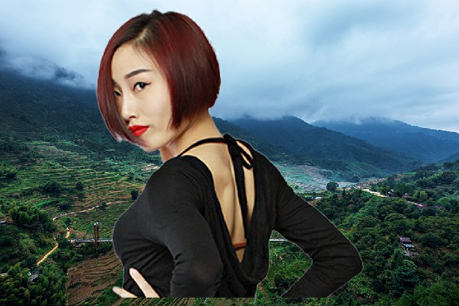 而红色妖姬伸出双手，很轻松地拍开了两把斩到了身前的大刀