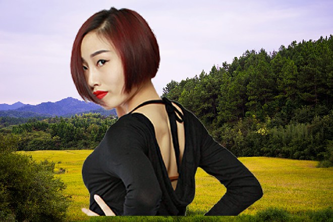 红色妖姬放下手里的筷子，问道：哪条道上的，跟哪个大哥混的