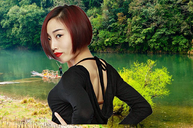 船夫心里也松了口气，能有这样的美女同船，他自然乐得开心