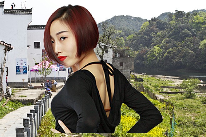 最后，他似乎确定了什么，然后一屁股坐在了红色妖姬的身边