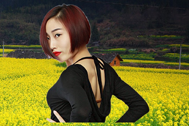 就在这时候，一个身影从后面抱住了自己，然后转了一圈