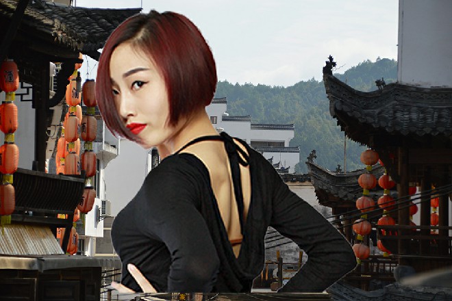 是啊师父，听说那冷护法不近人情，好像还是个魔女来着