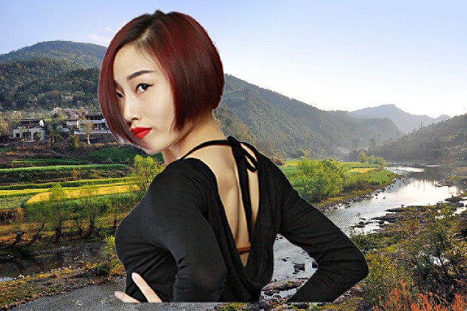 他跳进来之后，双脚踩在桌子上，笑眯眯地看着诺曦S