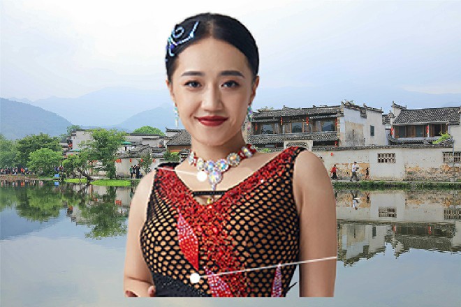 武皇大笑不止，而红色妖姬身体已经颤抖起来，七窍都在流血