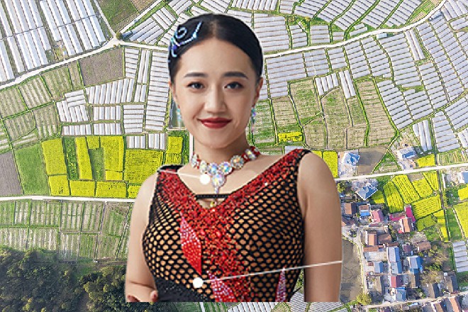 说着，她走进了浴室里面，然后若依就听到了流水的声音