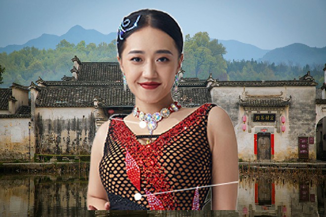 而朱雀显然不是个爱学习的好孩子，低头质问着贞德
