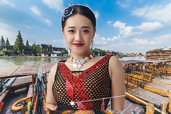 这黑胖子泡在池子里面，脖子上带着一根小拇指粗的金项链