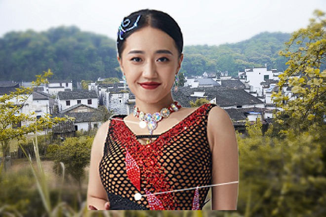 草薙上司目光炯炯地盯着若依，希望你不要被其他人打败