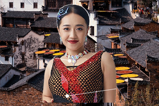 她落落大方地走过来，站在杨总身边，对着众人鞠了一躬
