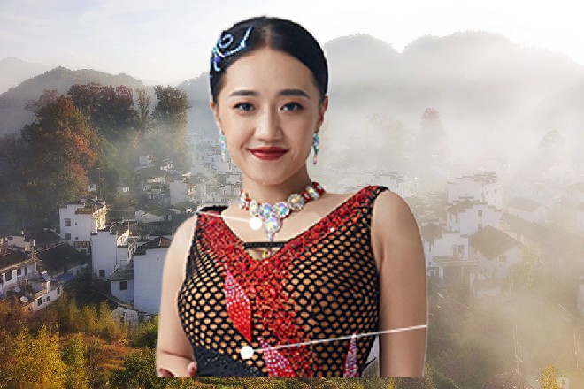 周围好多游客，惊讶地看着这个突然发火的古装男子