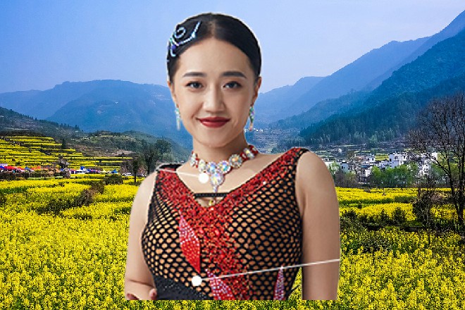 而这时候，又一个男子也跟着从天而降，出现在陈佳音身前
