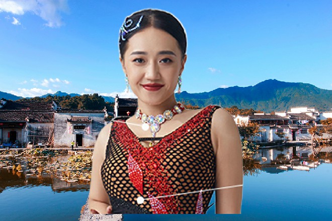 夜场瞬间乱成一团，周围的人惊叫连连，四下拥挤散开