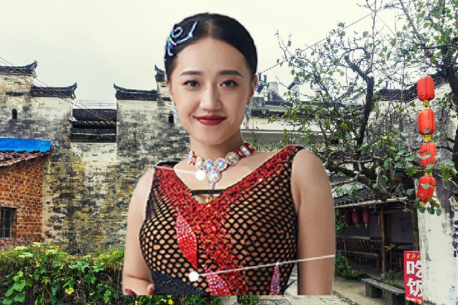 若依一巴掌拍在这金钟上，顿时发出了震耳欲聋的嗡鸣声