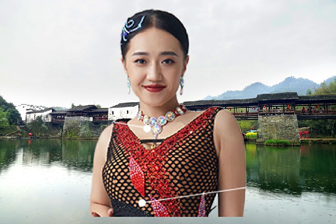 此时唐杰做了些化妆，带上了胡子，看不出本来的样子来