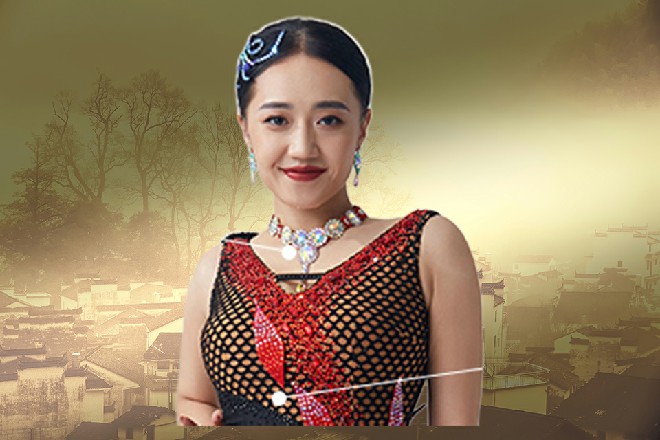 而伊轩已经握住了球杆，站在高尔夫球前，摆好了架势