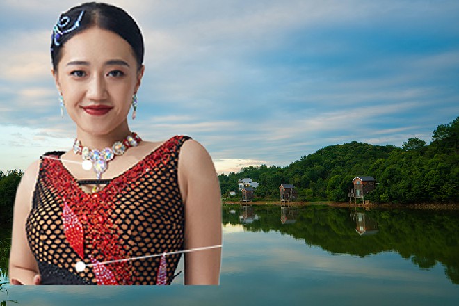 守墓之神站在那里，一身黑袍，脸上带着一种浓浓的高傲