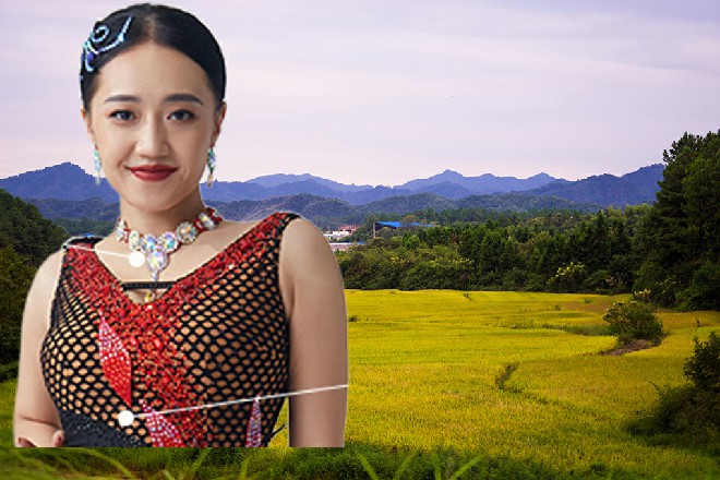 十把金色的长剑重新出现在他的身后，慢慢地旋转着