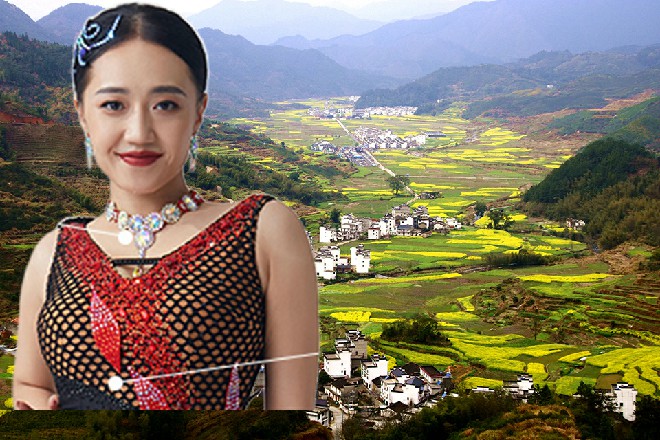 很快，一个穿着海蓝色大衣的美女从里面缓缓走出来
