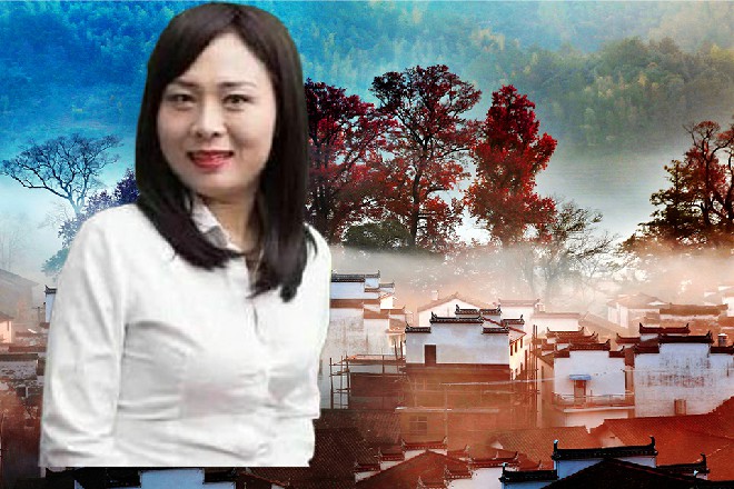 美女眼睛紧紧盯着这个漂亮女人，心说哪里杀出个程咬金