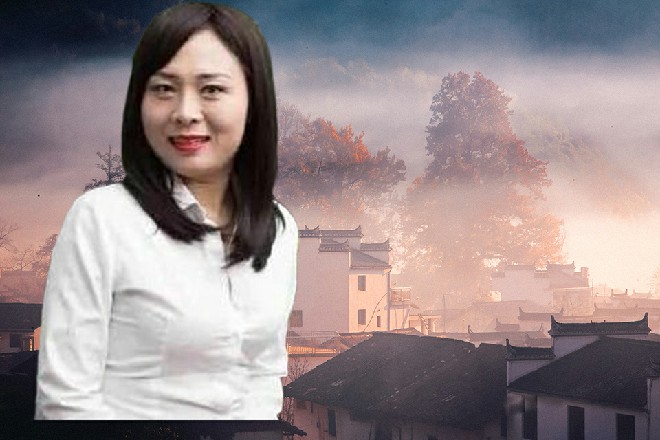一个女子走过来，性感妖娆，金发碧眼，嘴里说着英文