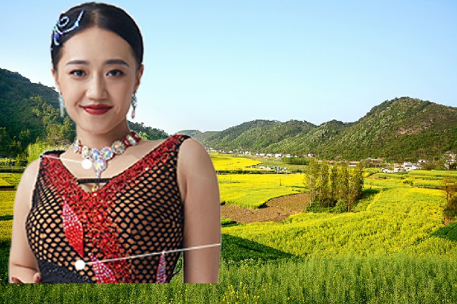 背后的王玥发出了呻吟的声音，似乎要醒过来的样子