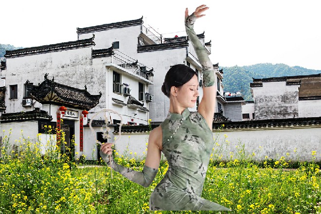 而武皇也是倒飞出去，又撞在墙壁上面，压碎了这面墙壁