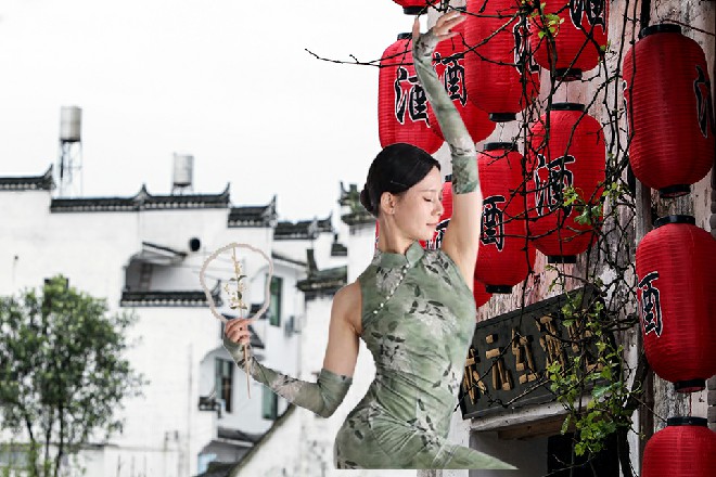 这位女总裁此时坐在若依的面前，面色比往日多了些憔悴