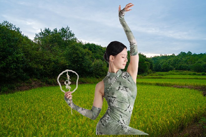 大源惠子气呼呼地瞪了诺曦S一眼，然后自顾自地走了
