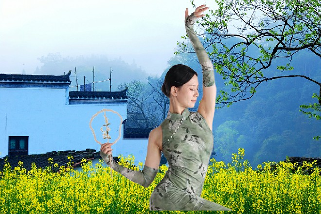 朱雀说着，手掌往下一压，那钟楼顿时倒扣着就落了下来