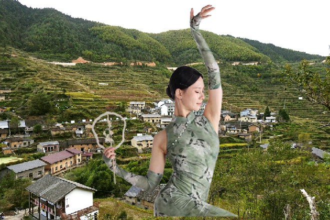 而就在这时候，一直坐在副驾驶昏睡的王玥，忽然有了动作