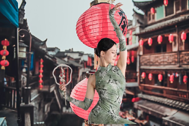 若依看他的形态，应该是迅猛龙，恐龙族群中的速度之星