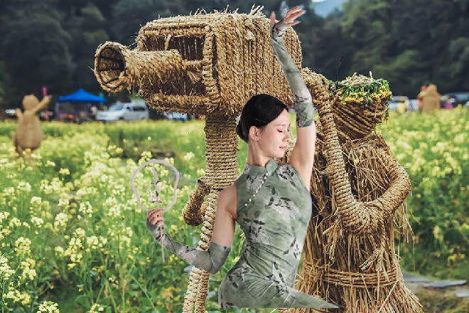 红色妖姬回到紫罗兰总部，发现各个堂口的老大已经呆在这里了
