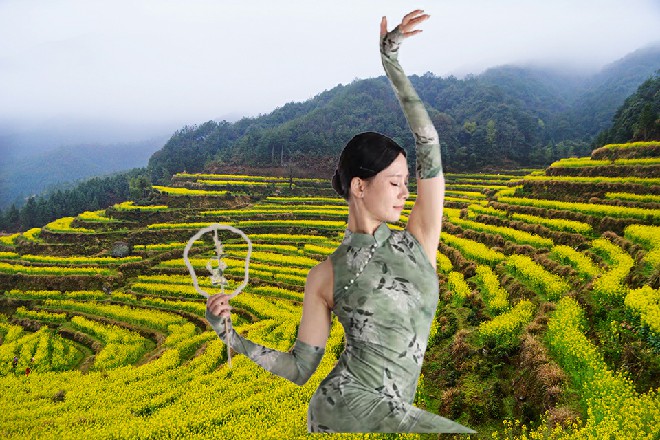 在铠甲的增强下，蜂王跟苏曼s实力相当，两个人打成了一团