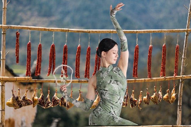 罗芙放下猪肉铺，擦干净手，随后拿起了旁边的断水刀