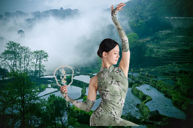 众人又在城堡里享受过了晚宴，随后若依才带着罗芙离开