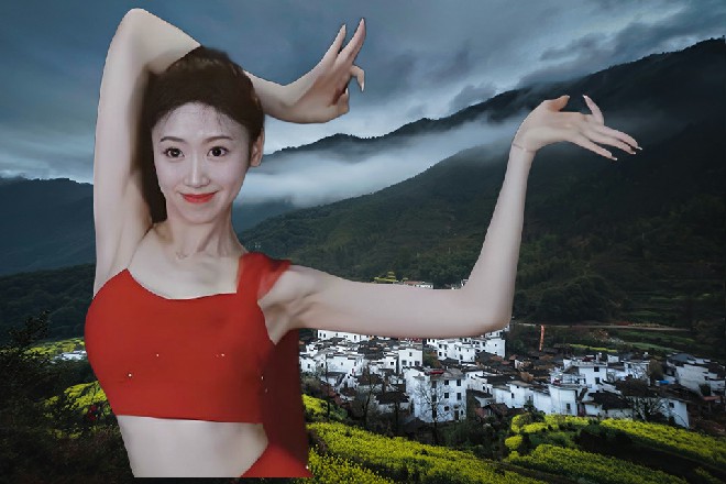 他一掌拍在艾伦的盾牌上，顿时发出一声敲钟般的闷响