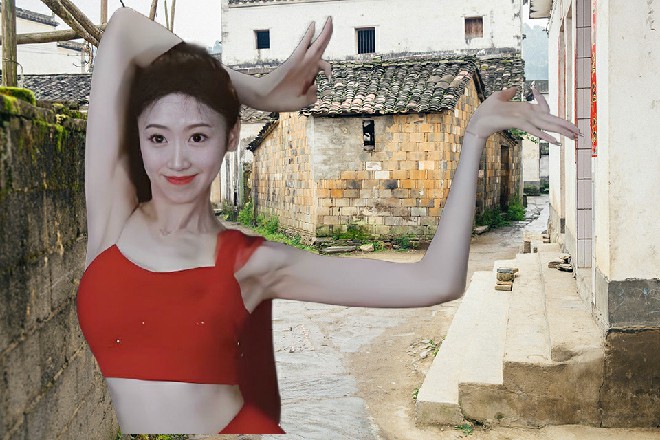 朱雀忍住惊讶，双刀连连出击，打在苏曼s凝聚出来的手掌上