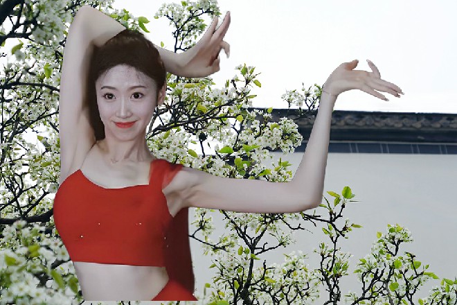 这三翅蜈蚣好像很喜欢若依的样子，又晃起了自己的触角