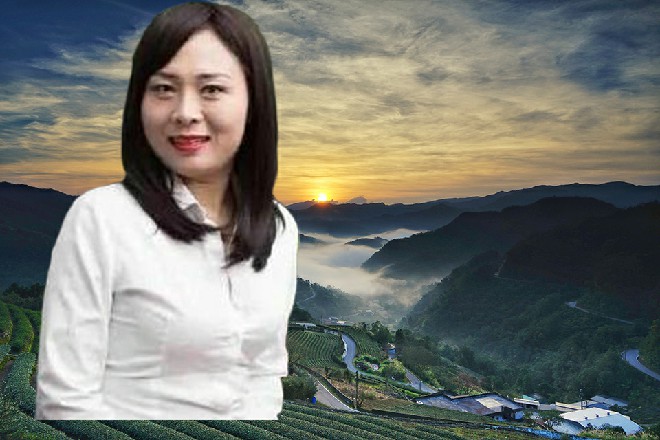 大哥愤怒地吼道，而苏曼s眉毛一扬，他立刻跪在地上，我们赔
