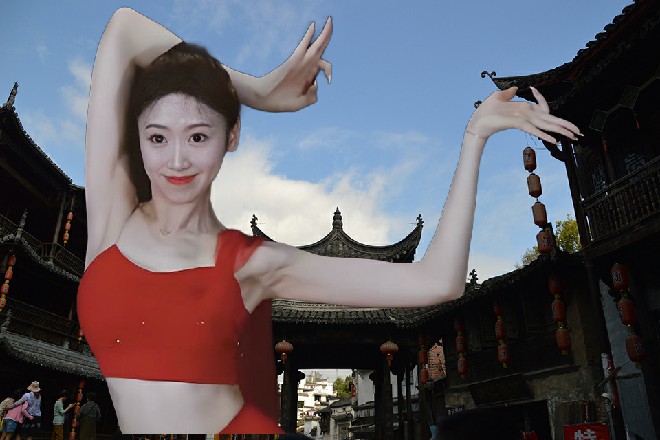 狮子整个砸在后面的铁笼子上，撞得整个铁笼跟着晃了起来