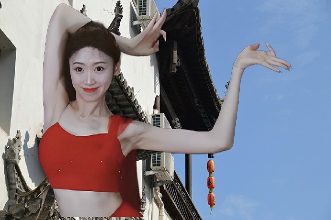 任长青大笑一声，全身力量凝聚到一点，一掌拍了下来