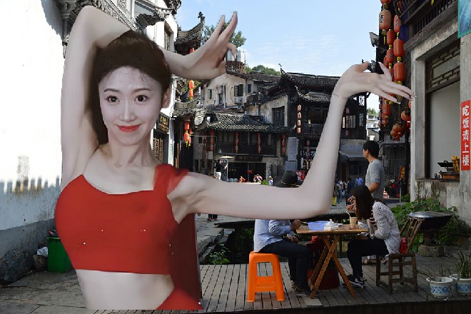 苏曼s依然靠在那里，泡着热水，似乎对面前四个壮汉熟视无睹