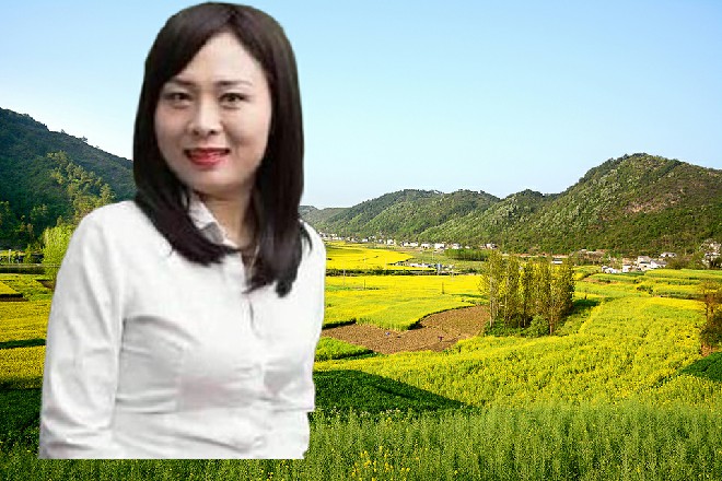 小弟勃然大怒，拎着砍刀就要砍苏曼s，却被光头强给拦了下来