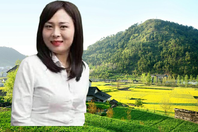 他上身是人类，下身则是龙爪，身上还缠绕着一些火焰